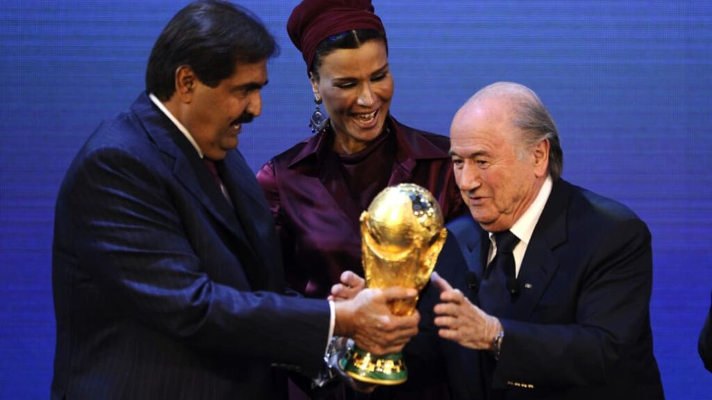 بلاتر مع امير قطر يرفع كاس العالم بالرشوة